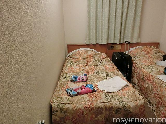 シンプルハートホテル大阪２　部屋の中　ベッド